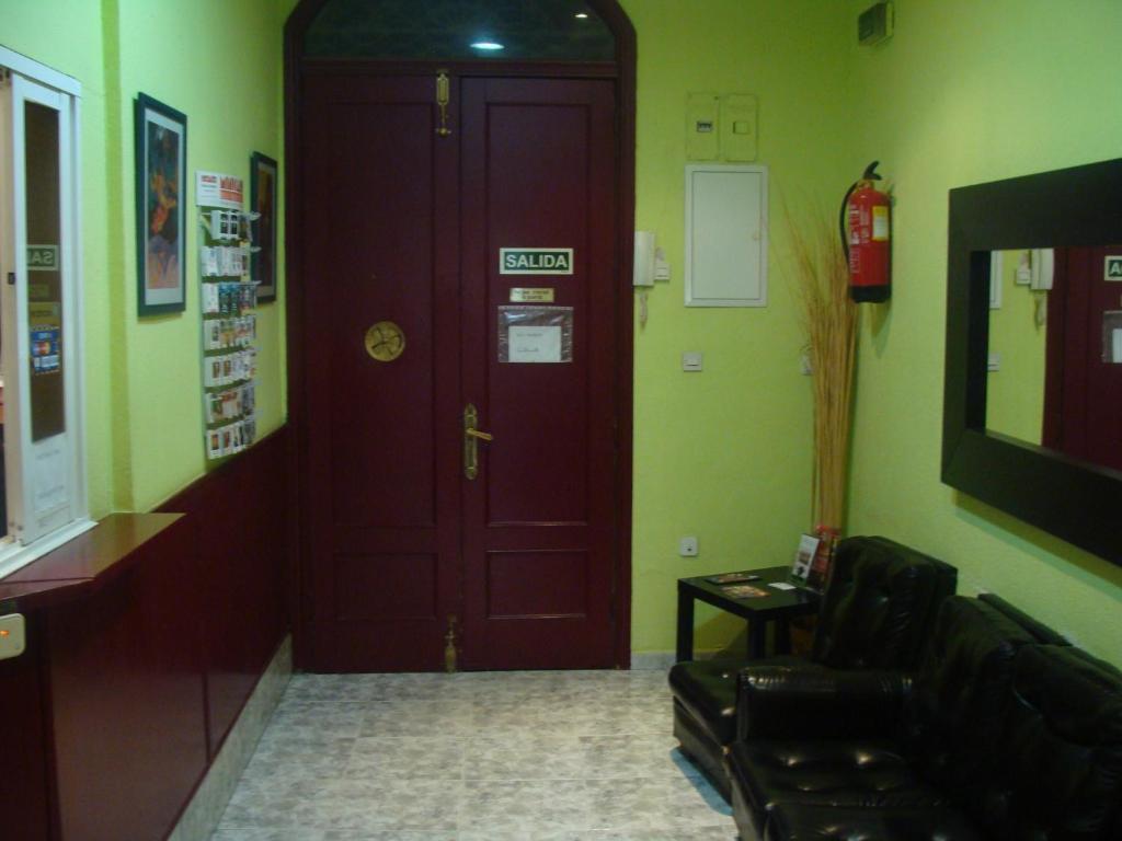 Inter Puerta Del Sol Pension Madrid Room photo